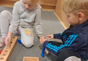 Dzieci podczas działań z cylindrami