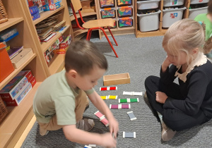Dzieci utrwalają znajomość kolorów z wykorzystaniem barwnych płytek