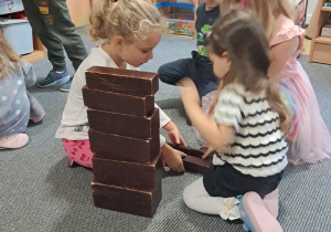 Dzieci pracują z brązowymi schodami