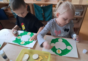 Dzieci podczas wykonywania pracy plastycznej