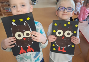 Chłopcy prezentują pracę pt. "Sowa"