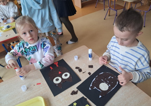 Dzieci podczas wykonywania pracy plastycznej