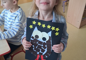 Dziewczynka prezentuje pracę pt. "Sowa"