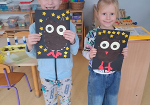 Dzieci prezentują pracę pt. "Sowa"