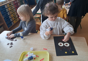 Dziewczynki w czasie wykonywania pracy plastycznej