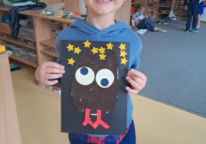 Chłopiec prezentuje pracę pt. "Sowa"