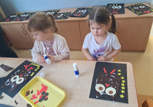 Dziewczynki w czasie wykonywania pracy plastycznej