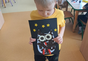 Chłopiec prezentuje pracę pt. "Sowa"