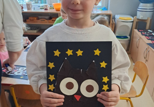 Dziewczynka prezentuje pracę pt. "Sowa"