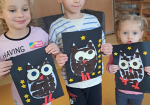 Dzieci prezentują pracę pt. "Sowa"