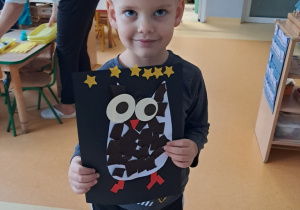 Chłopiec prezentuje pracę pt. "Sowa"