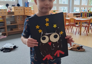 Chłopiec prezentuje pracę pt. "Sowa"