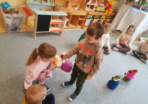 Ćwiczenie ciszy z figurami Trzech Króli