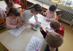 Dzieci kolorują korony Trzech Króli