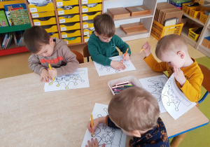 Dzieci kolorują korony Trzech Króli