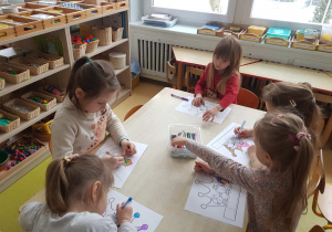 Dzieci kolorują korony Trzech Króli