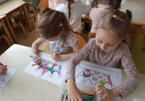 Dziewczynki kolorują korony Trzech Króli