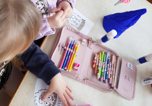 Dziewczynki ozdabiają papierowe twarze króli