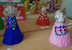 Kolorowe figury króli z papieru