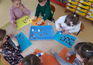 Dzieci młodsze wyklejają rok 2026 z kolorowych kół