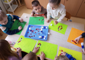 Dzieci młodsze wyklejają rok 2026 z kolorowych kół