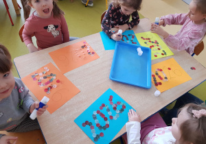 Dzieci młodsze wyklejają rok 2026 z kolorowych kół