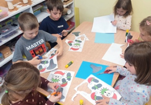 Dzieci w trakcie przygotowywania świątecznych elfów