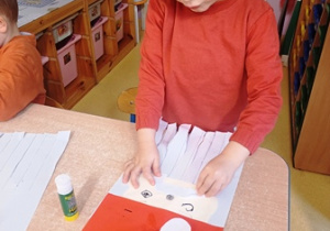 Jasio przykleja brodę Mikołaja