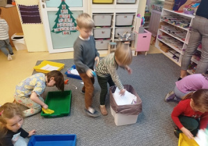 Dzieci w czasie sprzątania szufladek