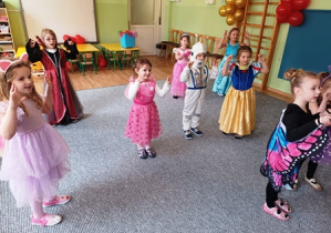 Dzieci biorą udział w zabawie "Kaczuszki"