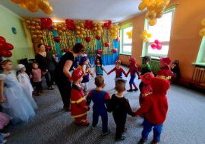 Dzieci w karnawałowych strojach tańczą podczas balu