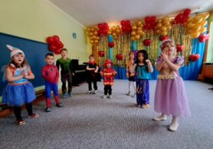 Dzieci w strojach karnawałowych tańczą podczas balu