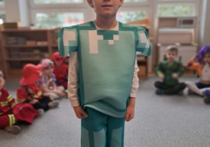 Chłopiec pozuje do zdjęcia w przebraniu Minecraft