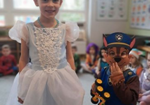 Dziewczynka z chłopcem pozują do zdjęcia w swoich strojach