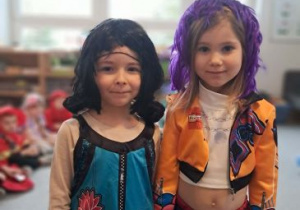Dziewczynki pozują w swoich przebraniach