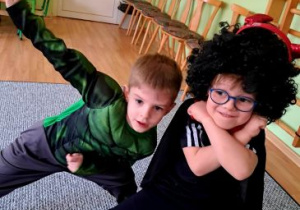 Chłopcy w stojach karnawałowych podczas tańca