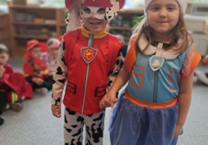 Dziewczynki pozują do zdjęcia w strojach z Psiego Patrolu