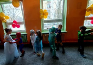 Dzieci tańczą na balu karnawałowym