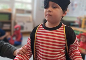 Chłopiec pozuje do zdjęcia w stroju pirata