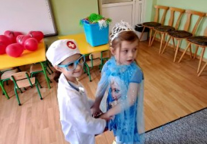 Dziewczynki trzymają się za ręce podczas tańca