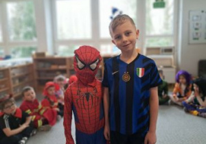 Chłopcy pozują do zdjęcia w strojach karnawałowych