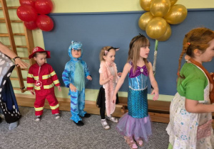 Dzieci podczas tańca przebrane w stroje: strażaka, dinozaura, kotka, syrenki i Pipi