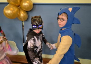 Chłopiec przebrany za Batmana tańczy z chłopcem przebranym za Sonica