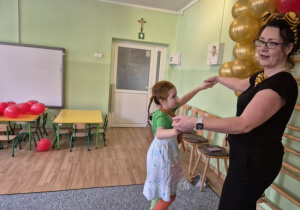 Dziewczynka w stroju Pipi tańczy z Panią