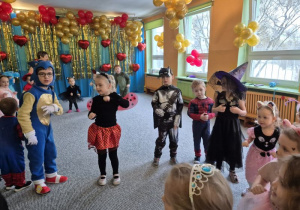 Dzieci w przebraniach karnawałowych podczas tańca