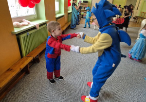 Chłopiec przebrany za Spidermana tańczy z chłopcem przebranym za Sonica