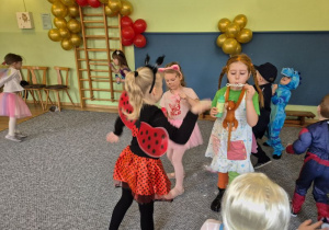 Dziewczynka w stroju Pipi puszcza bańki mydlane, które próbują złapać pozostałe dzieci