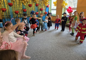 Dzieci w przebraniach karnawałowych podczas tańca