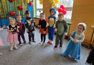 Dzieci w przebraniach karnawałowych podczas tańca