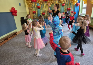 Dzieci w przebraniach karnawałowych podczas tańca